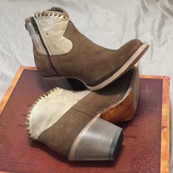 Brown suede booties sz8 - Picture 3 of 6